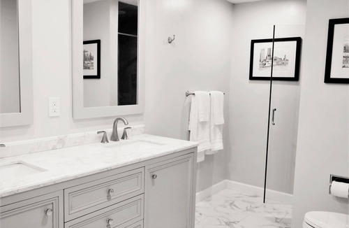 Kenmore House | Lake View New Guest Suite in Golf Course w/King Bed