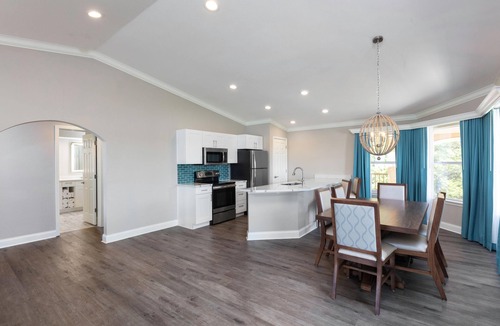 Hollister Villa | Lake Views - Newly Renovated - Spacious -Private Balcony -Indoor & Outdoor Pools
