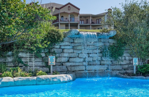 Hollister Villa | Lake Views - Newly Renovated - Spacious -Private Balcony -Indoor & Outdoor Pools