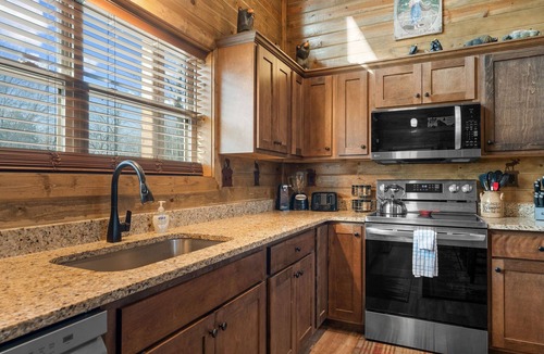 Ridgedale Cabin | Lakefront 6BR Lodge Sleeps 20 Hot Tub 4 Miles to Thunder Ridge