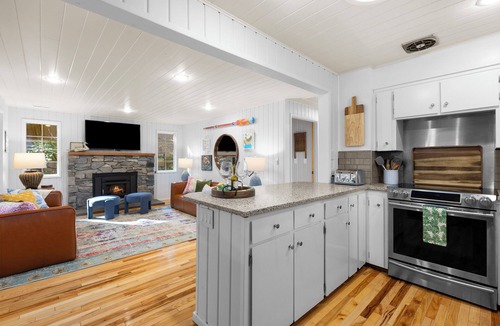 East Renton Highlands Cottage | Lakefront Cottages/dock/kayaks/grill/firepit/views/easy access to Seattle