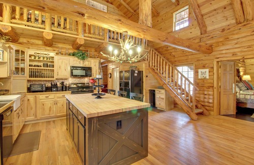Lakeside Cottage | Lakeside Cabin on 2 Acres w/Fire Pit + Hot Tub!