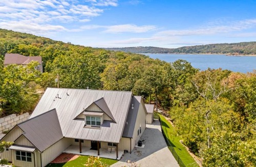Longtown House | Lakeside Oasis