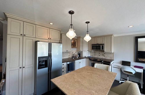 Moss Bay Condo | Lakeview condo steps to famous Lake Street, Kirkland