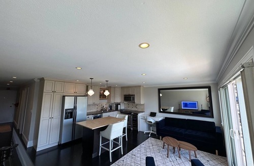 Moss Bay Condo | Lakeview condo steps to famous Lake Street, Kirkland