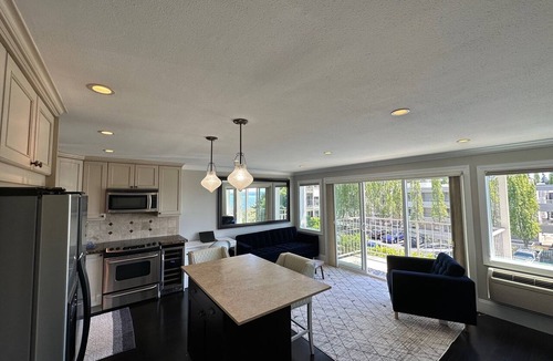 Moss Bay Condo | Lakeview condo steps to famous Lake Street, Kirkland