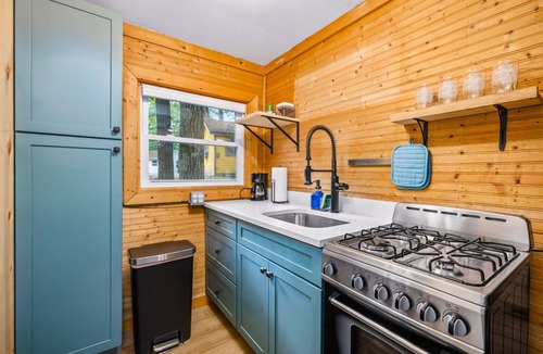 Mayfield Cottage | Lakeview Deck| Sauna+Hot Tub| Fishing| Near TC!