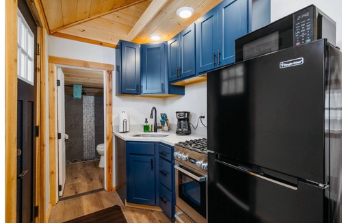 Mayfield Cottage | Lakeview-Fishing-Sauna-Hot Tub-SUP Rentals-Near TC