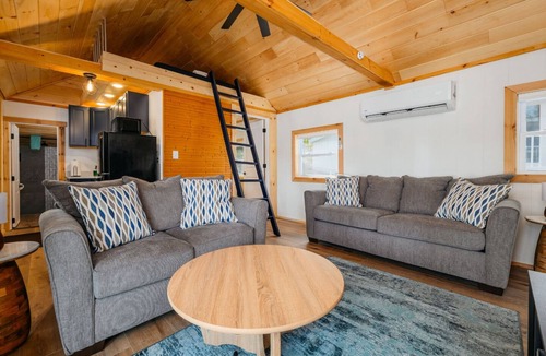 Mayfield Cottage | Lakeview-Fishing-Sauna-Hot Tub-SUP Rentals-Near TC
