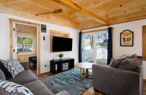 Mayfield Cottage | Lakeview-Fishing-Sauna-Hot Tub-SUP Rentals-Near TC