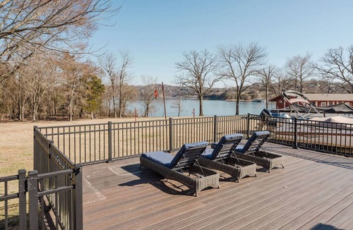 Blue Eye Cabin | Lakeview Legacy Lodge - Steps from Table Rock Lake at Happy Hollow Resort