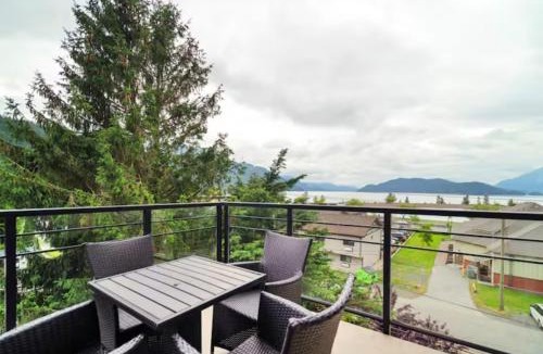 Harrison Hot Springs Apartment | Lakeview Splendor- 7BR Penthouse Bliss Combo unit