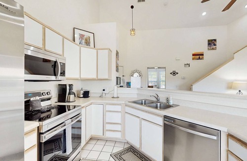 Kimberling City Condo | Lakeviews-inviting 3 bedroom condo-community pool