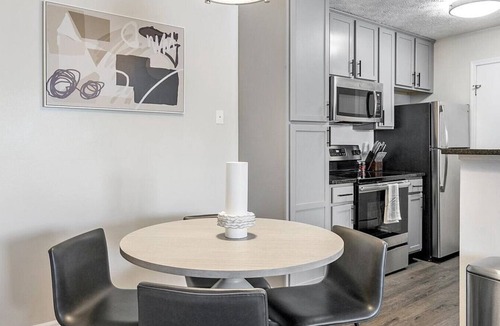 Lewis Center Apartment | Landing at Oak Creek at Polaris - 2 Bedrooms in Downtown Columbus