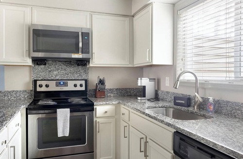 Crabtree Apartment | Landing | Beautiful 2BD, Tennis Court, Clubhouse