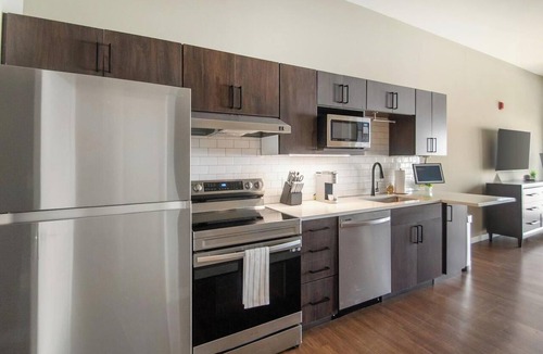 Springfield Apartment | Landing | Chic Studio, Rooftop Lounge, Pool