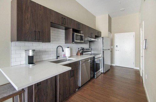 Springfield Apartment | Landing | Chic Studio, Pool, Rooftop Lounge