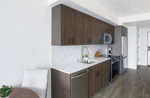 Crown Hill Apartment | Landing | Modern 1BD, Gym