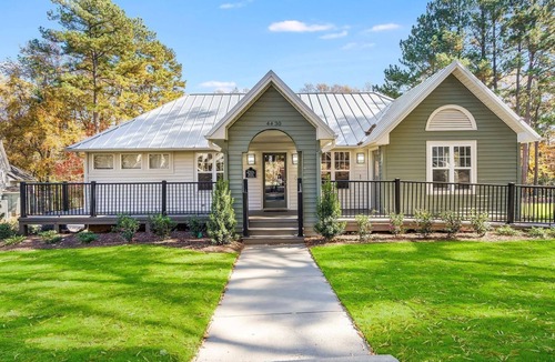 Crabtree Apartment | Landing | Modern 2BD, Clubhouse, Pool