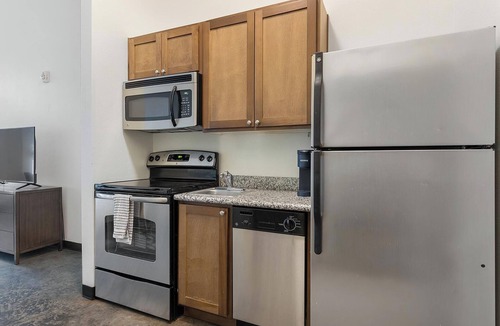 Pearl District Apartment | Landing | Modern Studio, Gym, Courtyard