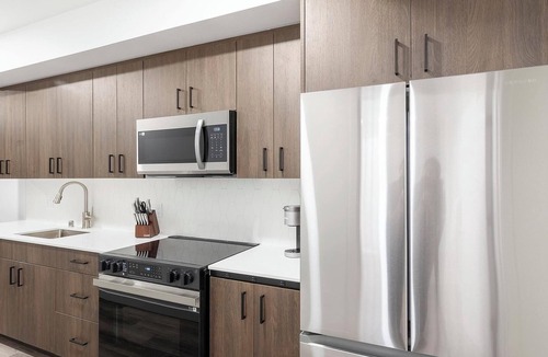 Crown Hill Apartment | Landing | Stunning 1BD, Gym