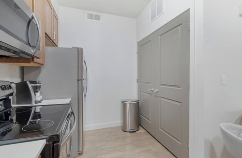 South Salt Lake Apartment | Landing | Stylish 1BD, Gym, Pool