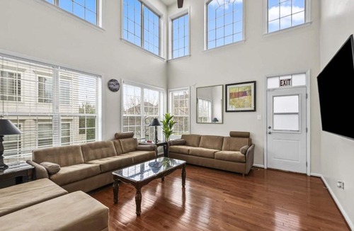 Bowie House | Large 7 bedroom sleeps 22 With Parking Near DC