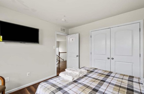 Bowie House | Large 7 bedroom sleeps 22 With Parking Near DC