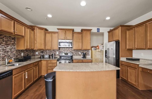 Bowie House | Large 7 bedroom sleeps 22 With Parking Near DC