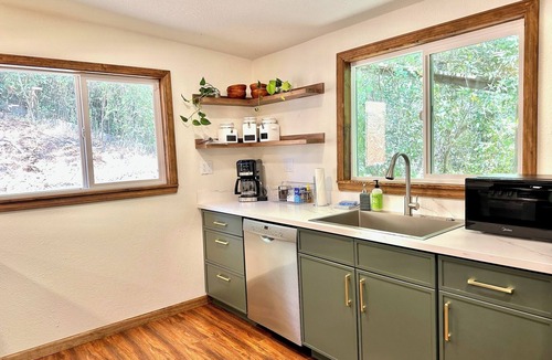 Myers Flat House | Large Cabin on Ave of Giants with private Eel River access