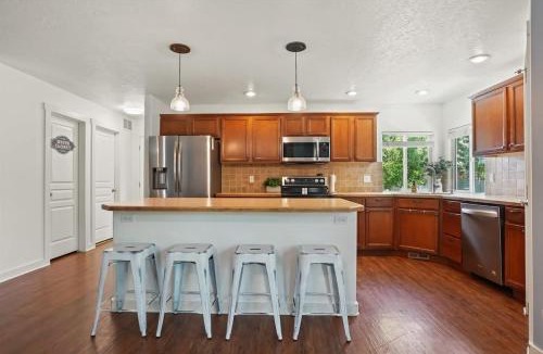 Nampa House | Large Nampa Gathering! Basketball courts Community