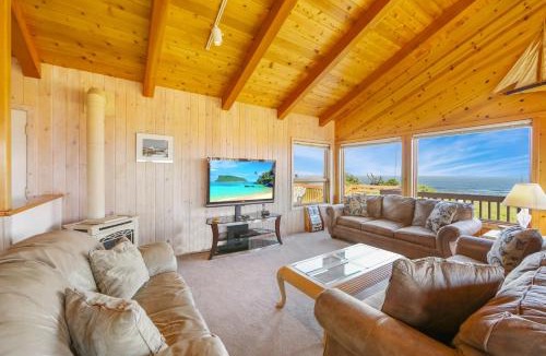 Fort Bragg House | Large Oceanfront Home - Hot Tub Pets OK Deck