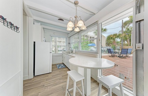 Sarasota Cottage | Large Renovated Studio-Steps to beach and walk to St. Armand's