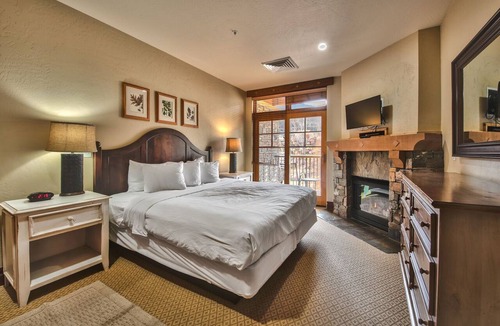 Park City Condo | Large Ski In Ski Out 3 Bedroom+Loft Sleeps 10 Pool Hot Tub Vaulted Ceilings MC10 B