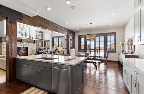 North Park City House | Last-Minute Savings! Cottage with Ski-in/Ski-out Access, Fireplace and Hot Tub!
