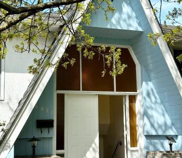 Steveston House | Lavender house with AC