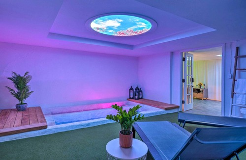 Near East Columbus Villa | Lavish Columbus Villa w/ Gym, Spa & Speakeasy!