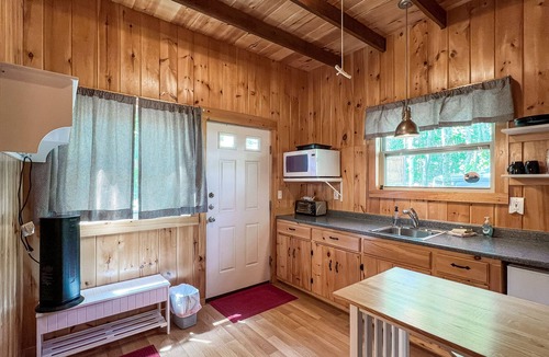 Greenville Cottage | Lazy Cove Cottage (Waterfront on Moosehead Lake!)