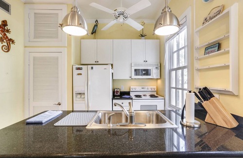 Historic Seaport House | Lazy Gecko by AvantStay | Walk to Duval St in Key West! | Month Long Stays Only