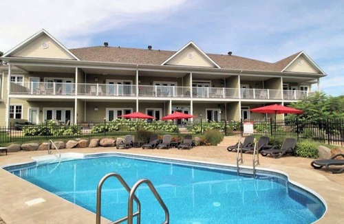 Bromont Condo | Le Champlain 101 Condo Duplex avec Piscine