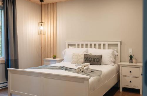 Val-des-Lacs Ski Chalet | Le Montagnia escape to Tremblant with hot tub