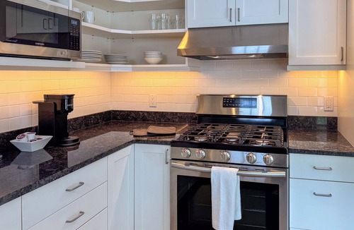 Maple Leaf Apartment | Leafy Urban Escape - Cozy 1 bedroom