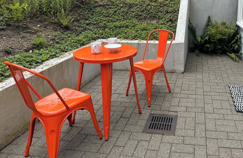 Maple Leaf Apartment | Leafy Urban Escape - Cozy 1 bedroom