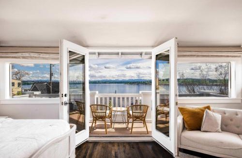 Leschi House | Leschi Retreat w Breathtaking Water View Sleeps 14
