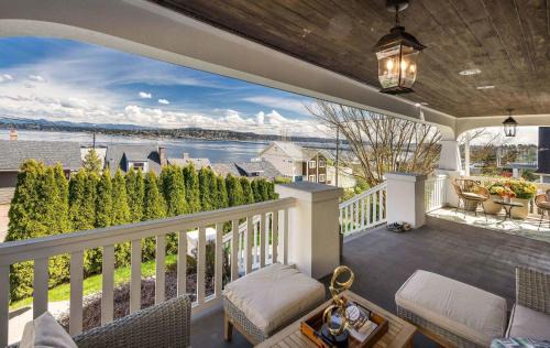 Leschi House | Leschi Retreat w Breathtaking Water View Sleeps 14
