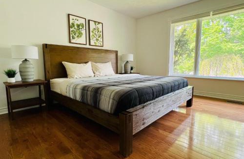 Barrie House | Letitia Heights !G Stylish and Spacious Private Bedroom with Shared Bathroom