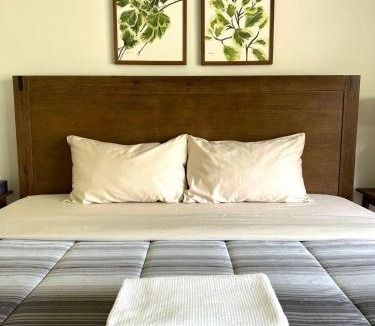 Barrie House | Letitia Heights !G Stylish and Spacious Private Bedroom with Shared Bathroom