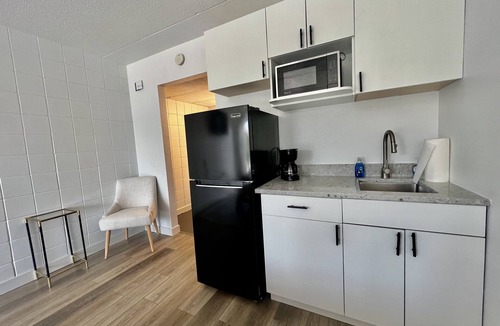 Cedar Falls Apartment | Lindell - Updated Downtown Studio - One Block From Main Street - King Bed!