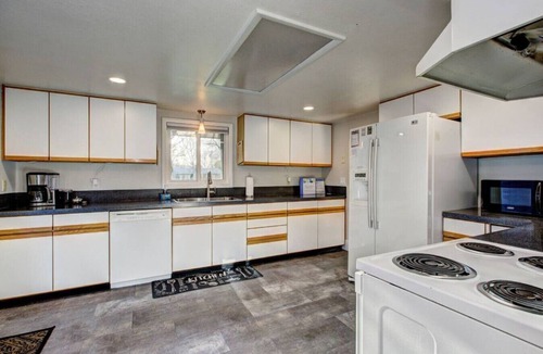Depot Bench House | Little Blue Bungalow Pet Friendly Fenced Yard & Dog Door Near Downtown, BSU & Airport