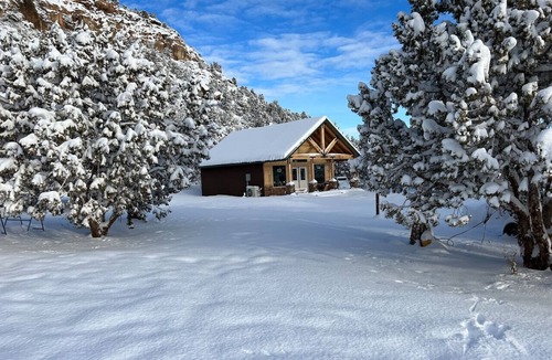 Apple Valley House | Little Creek Mesa Cabin with Zion NP Views-Jacuzzi